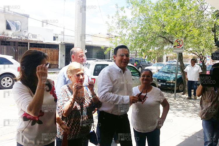 Eugenio Hernández vota junto con su familia