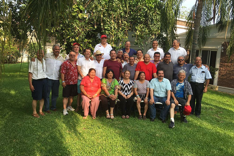 Felicita Rector a ex alumnos egresados de la FMVZ-UAT