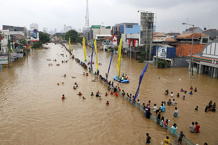 Repentinas inundaciones en Indonesia dejan 24 muertos