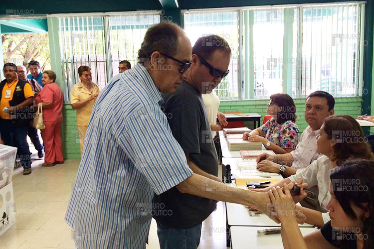 Invidentes votan con Gustavo