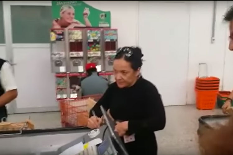 Mujer agrede a cajera y a clientes de supermercado; la apodan #LadySoriana