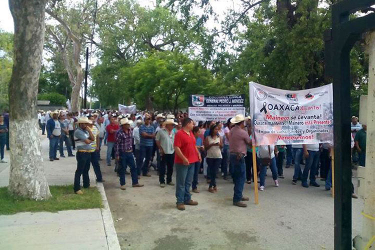 Marchan en Hidalgo en apoyo a maestros de Oaxaca