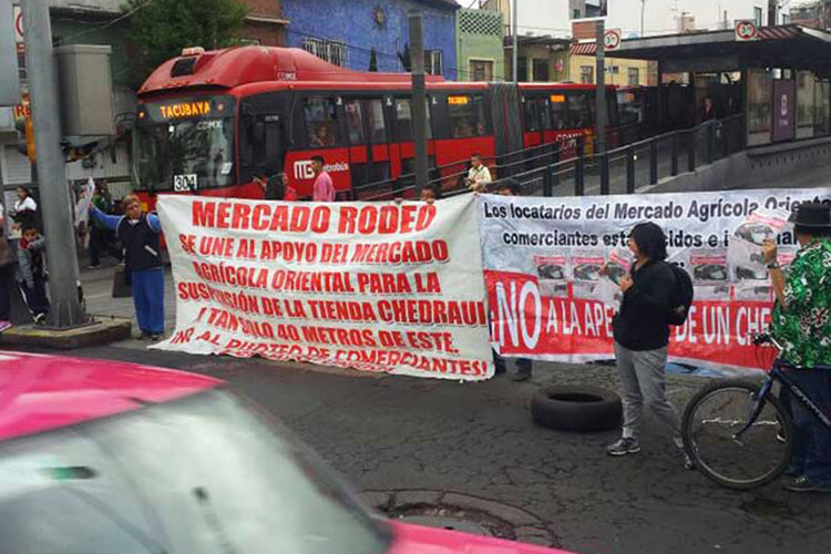 Manifestantes bloquean circulación en el Eje 4 Sur