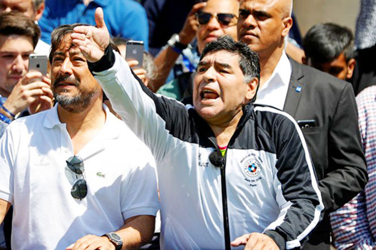 “Messi tiene que seguir en la selección”: Maradona