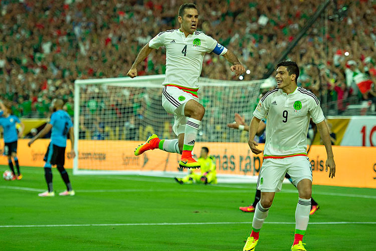 México vence 3-1 a Uruguay en su debut