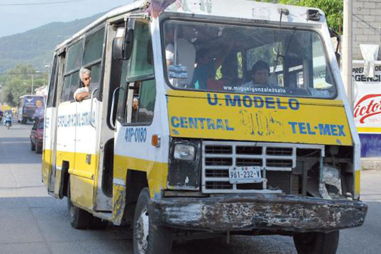 Circulan microbuses con placas vencidas