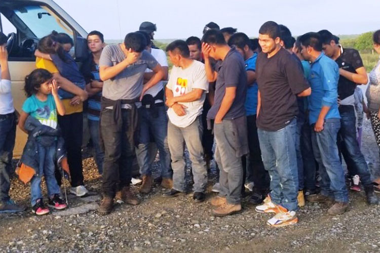 Aseguran policías estatales a 38 migrantes y detienen a traficantes
