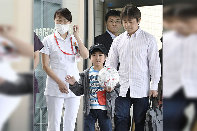 Niño japonés perdido en bosque sale del hospital