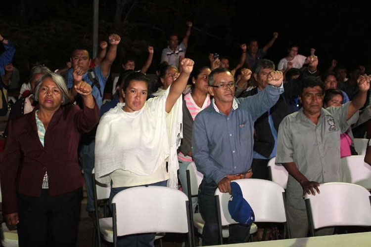 Familiares de los normalistas se reúnen con presidente de la CNDH