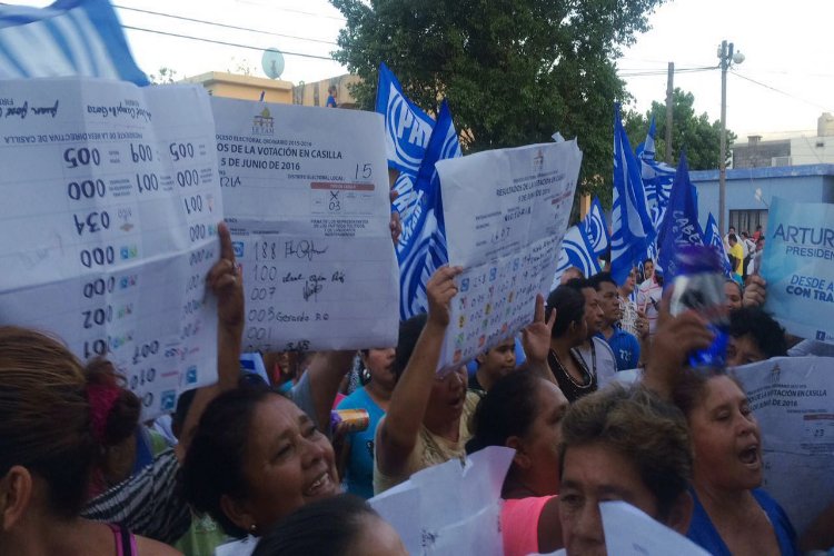 Panistas protestan ante Consejos Electorales