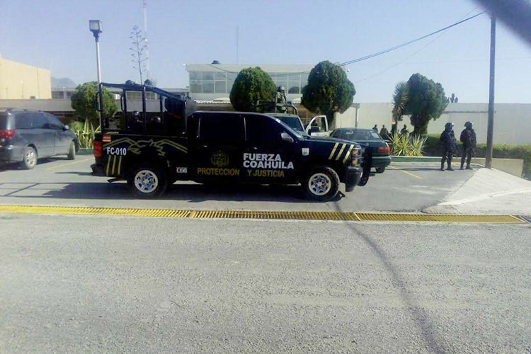 En medio de fuerte operativo, trasladan a reos del penal de Coahuila