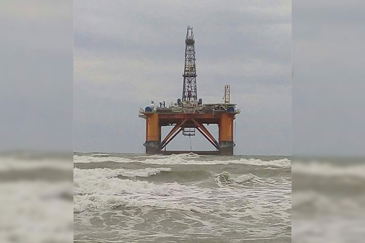 ‘Encalla’ Plataforma de Pemex en “Las Enramadas”