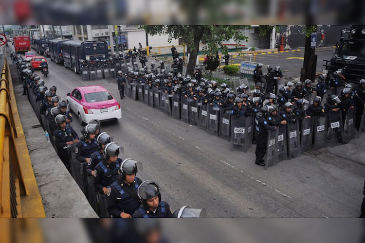 Más de 4 mil policías de la CDMX esperan a la CNTE en el AICM