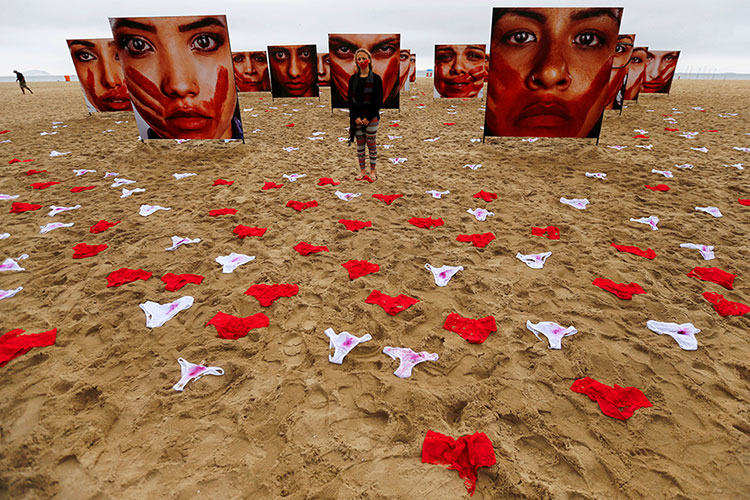 ‘Siembran’ calzoncillos en playa de Brasil en protesta por violaciones a mujeres