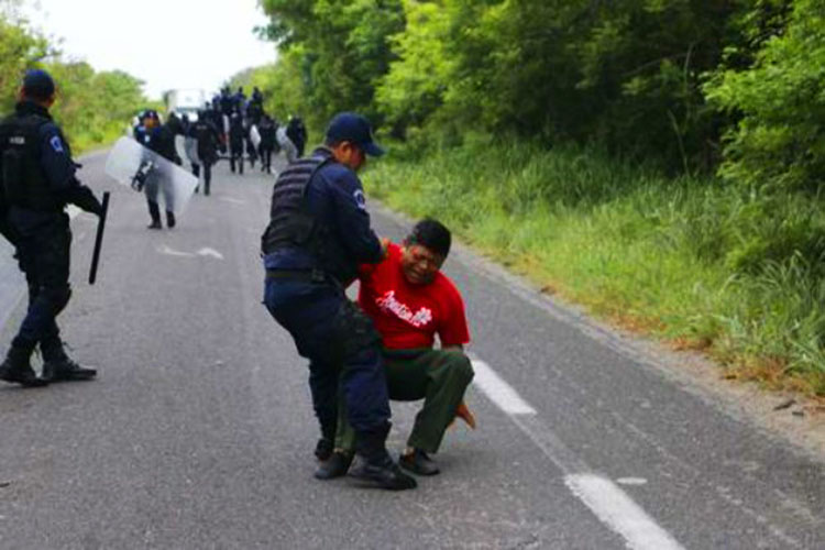 Protestan maestros en cinco entidades
