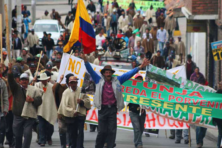 Dos muertos en protestas de campesinos en Colombia