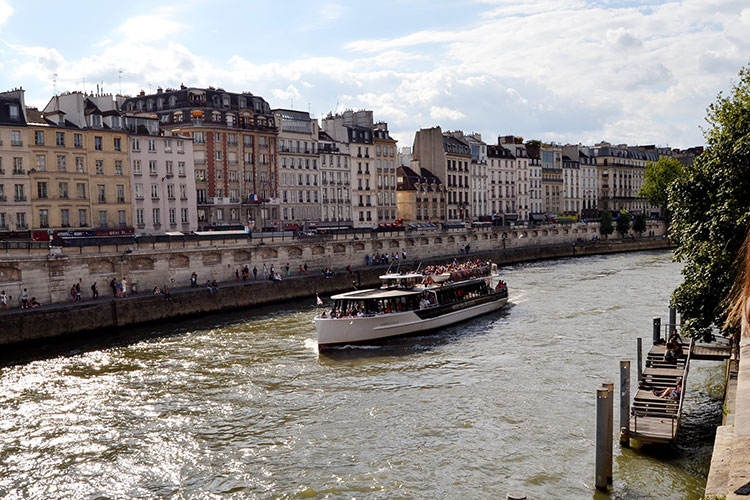 El Río Sena y las huelgas sofocan la capital francesa