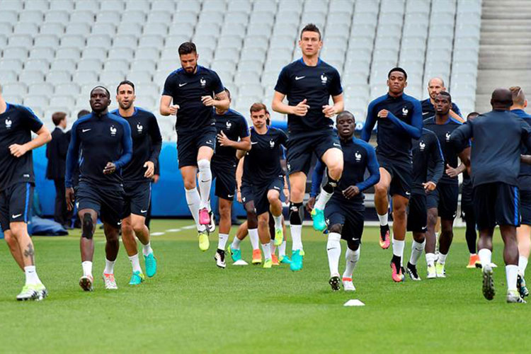 Francia inaugura la Euro contra Rumania