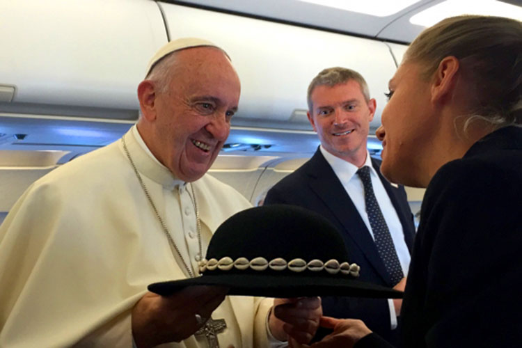 ¡El mundo está en guerra!, advierte el Papa tras atentados terroristas