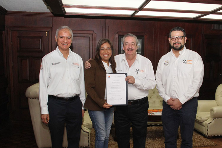 Obtiene Premio Nacional de Posgrado egresada de la UAT