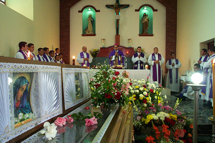 Misas de medio cuerpo, otro saldo de violencia: Iglesia