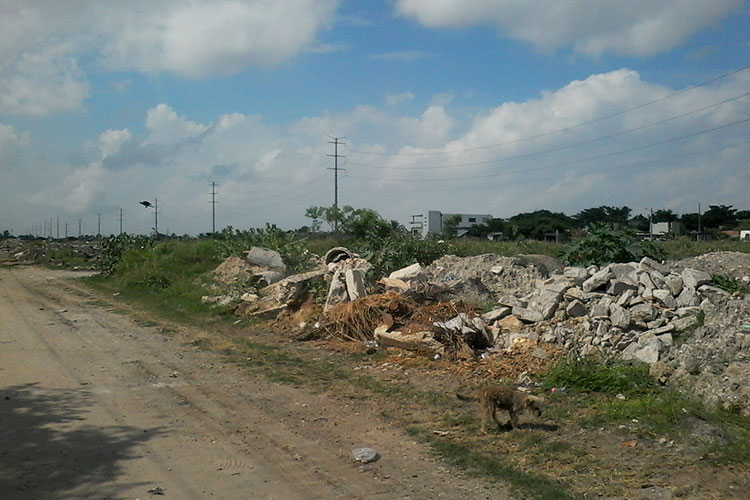 Invaden con escombro la colonia