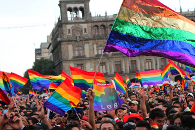 Obispo: Iglesia no condena a homosexuales