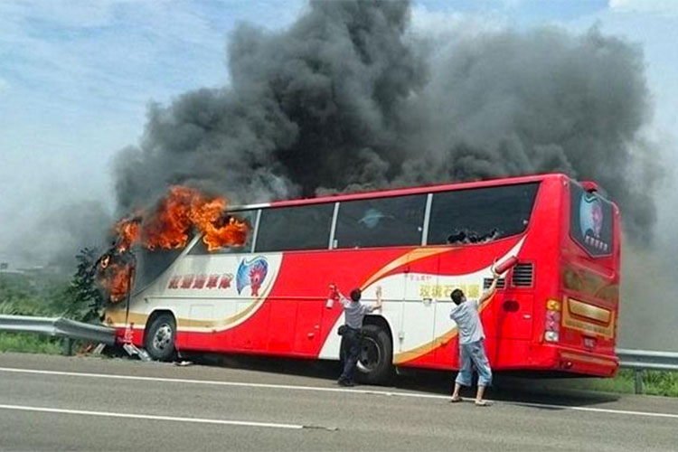 Mueren 26 ciudadanos chinos tras accidente en un autobús turístico