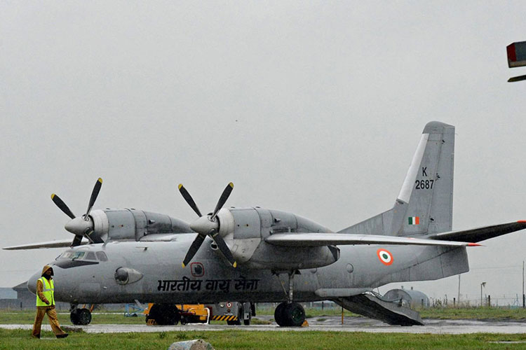 Desaparece un avión militar en India con 29 personas