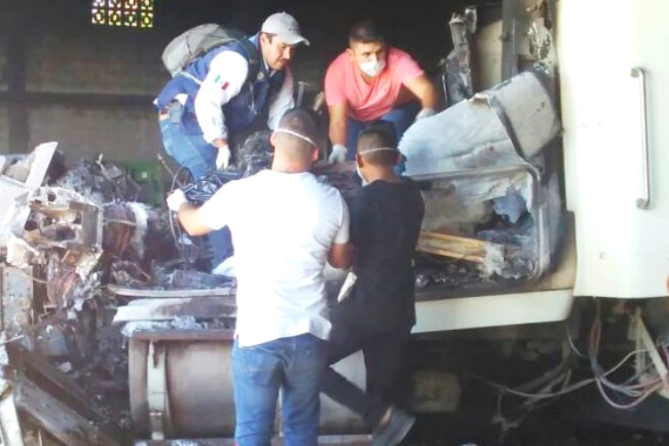 Encuentran cuerpos calcinados dentro de un tracto-camión