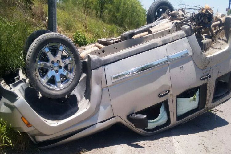 Vuelcan después de enfrentarse con federales en Matamoros