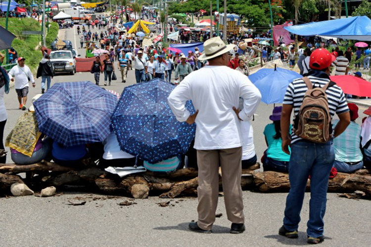 Reactiva la CNTE 10 bloqueos en Chiapas