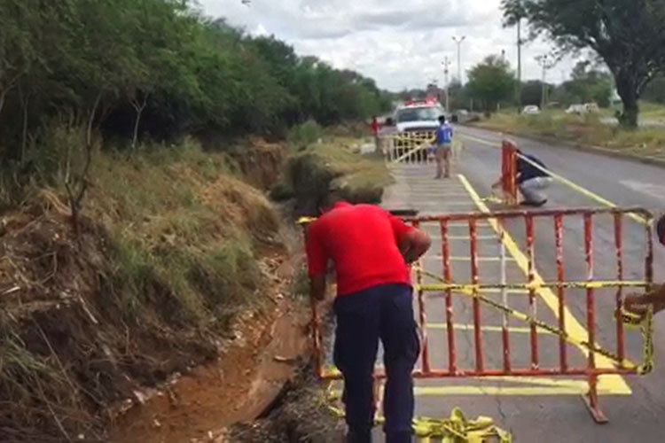 Colocan señales de precaución en desgajamiento de carretera