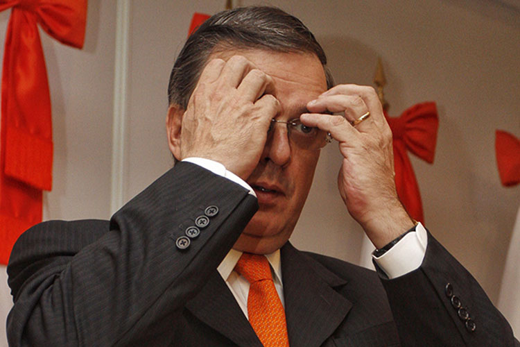 Juez ordena embargar bienes a Ebrard por 67 mil pesos
