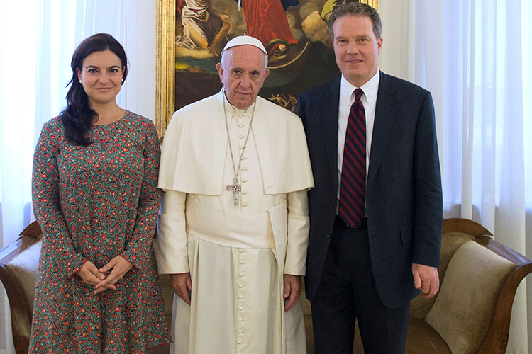 El Papa nombra nuevo portavoz; Incluye a mujer en sala de prensa