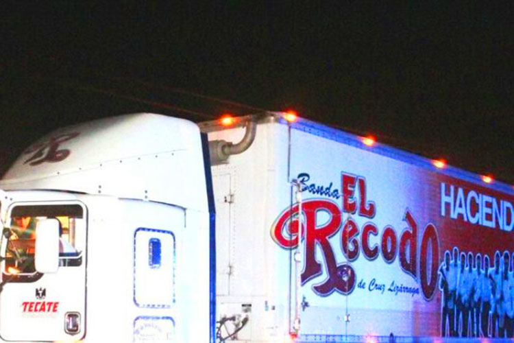 Balean la caravana del grupo El Recodo