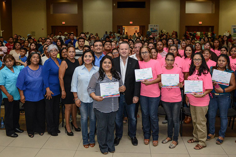Gradúa tercera generación de talleres de oficio en Nuevo Laredo