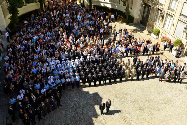 Abuchean a primer ministro francés en homenaje por atentado en Niza