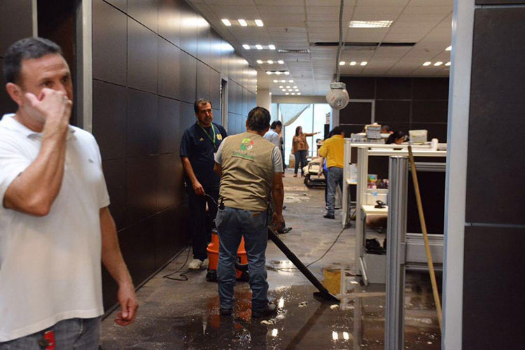 Se inundan cinco pisos de la Torre Bicentenario en Victoria