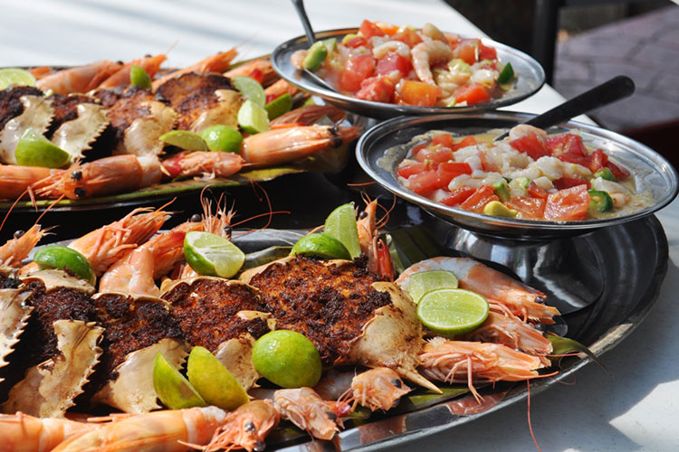 Va COEPRIS contra vendedores de mariscos en mal estado