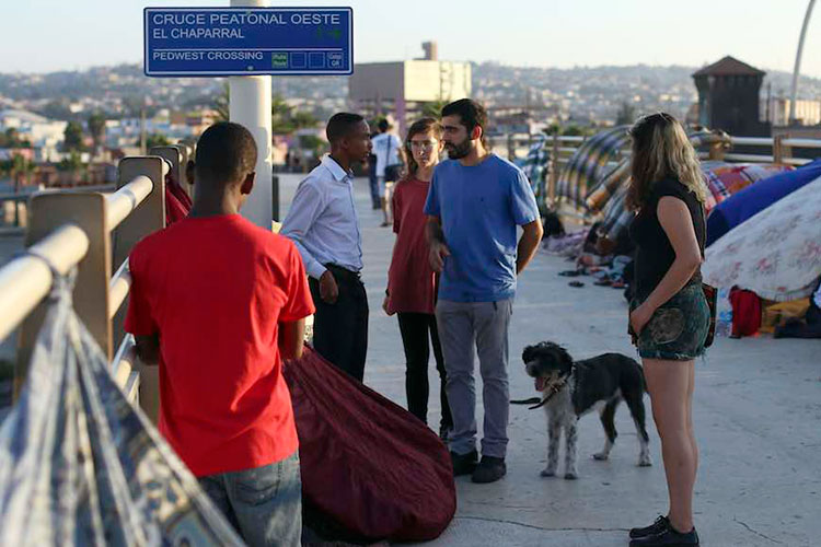 Migrantes acampan en Tijuana a la espera de asilo político en EU