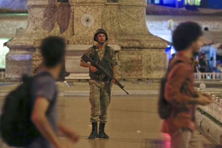 Grecia detiene a 8 militares turcos prófugos tras frustrado golpe