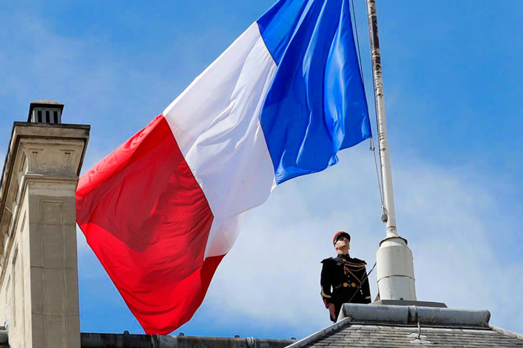 Hollande llega a Niza para visitar a las víctimas; 3 días de luto