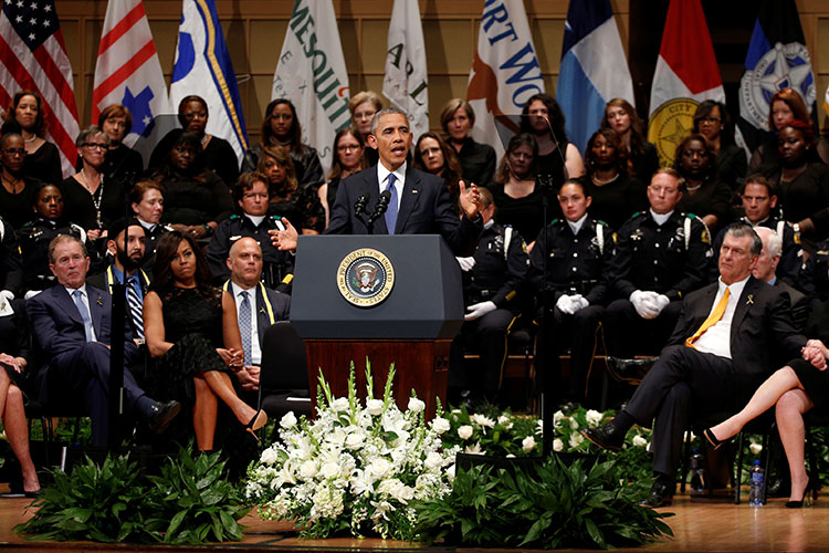 Obama rinde tributo a policías asesinados en Dallas