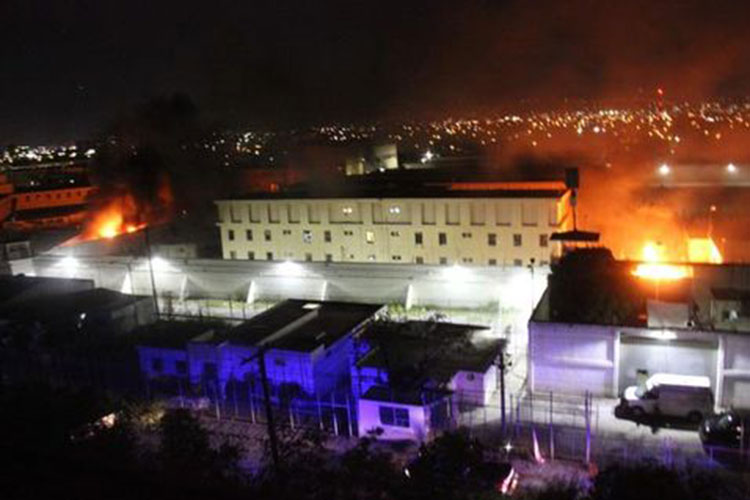 Incendio en el penal de Topo Chico por riña; No hay muertos ni heridos