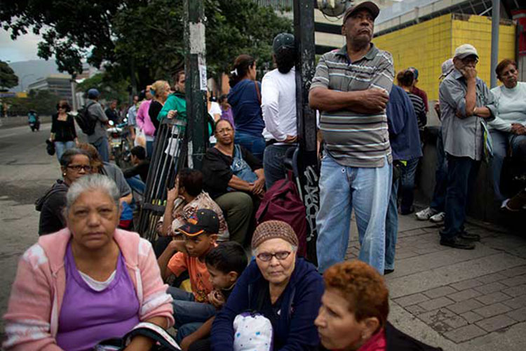 Periodistas venezolanos colectan medicamentos por escasez