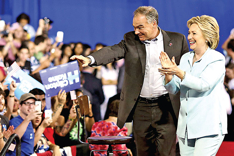 Tim Kaine hace un guiño a los hispanos