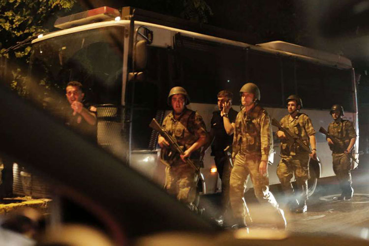 Militares golpistas aseguran haber tomado el control de Turquía