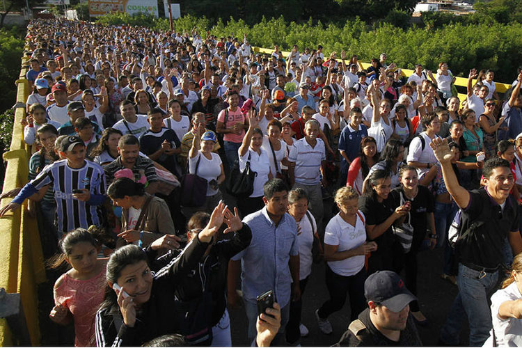 Miles de venezolanos cruzan a Colombia en busca de comida tras la apertura de frontera