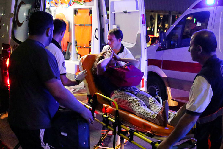Llega a Roma avión con italianos asesinados en Bangladesh